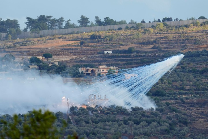 Un proyectil de la artillería israelí explota cerca de una casa en al-Bustan, una localidad fronteriza de Líbano. Foto: AP/Hussein Malla.