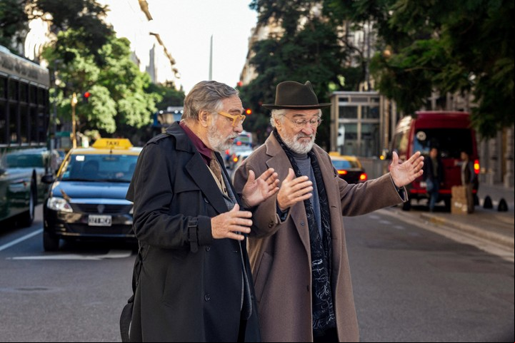 Ambos actores se conocían desde hace años. Brabndoni no habla casi inglés, De Niro sabe poco de castellano.