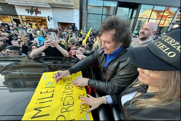 Motosierra, selfies y modo rockstar: el fugaz paso del tour libertario de Javier Milei en Mar del Plata