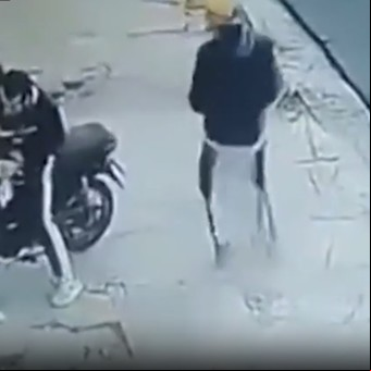 Cuatro motochorros atacaron a dos jóvenes a plena luz del día en Laferrere: les pegaron y les robaron hasta las zapatillas