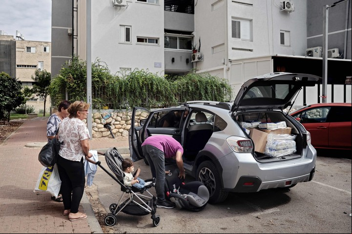 El auto  cargado con la familia en el sur de Israel, parte del sistema de evacuación que disparó la guerra. AFP