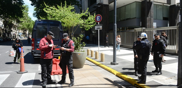 Detuvieron frente a la Embajada de Israel a un iraquí que había ingresado por la Triple Frontera con pasaporte falso