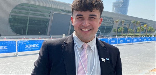 El chico de pueblo que cumplió el sueño de meterse en la "discusión global" 