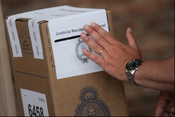 El Gobierno reglamentó el voto por correo postal para los ciudadanos argentinos que viven en el exterior 