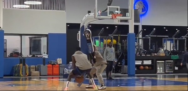 El peculiar dispositivo que utilizan en la NBA para contrarrestar al gigante Victor Wembanyama