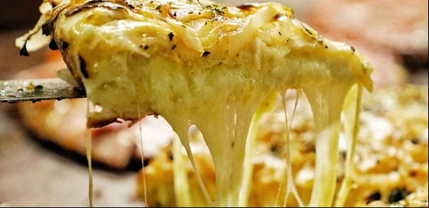 Fugazzeta rellena: las pizzerías de barrio que hacen las 3 mejores de Buenos Aires con una avalancha de mozzarella