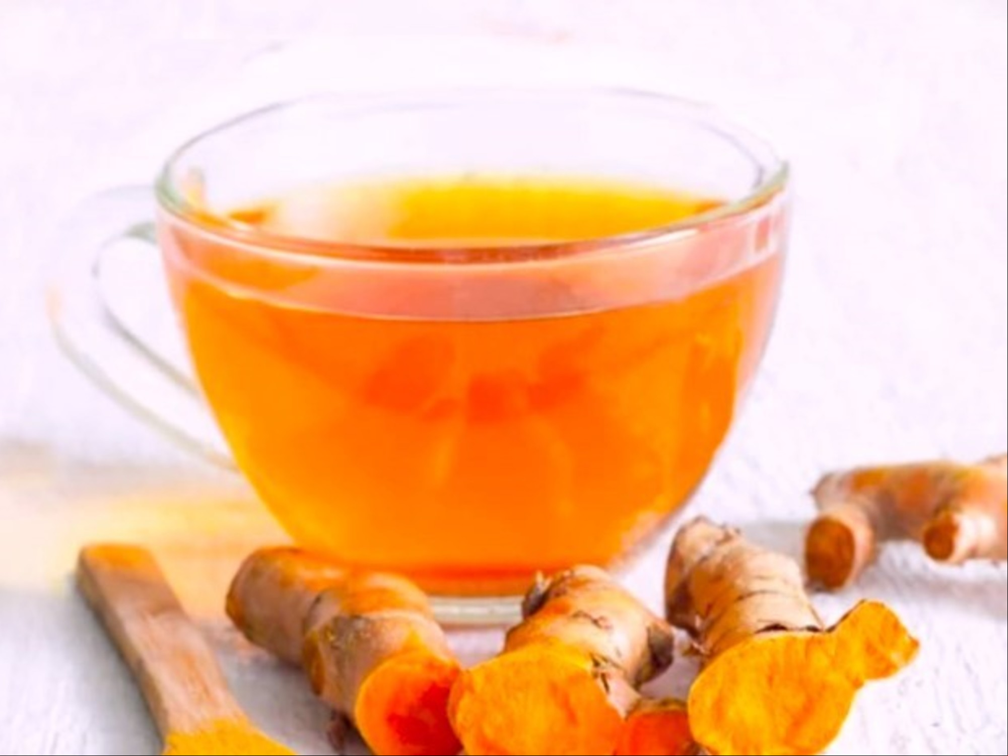 Para qué sirve tomar té de cúrcuma a la noche y cómo se prepara