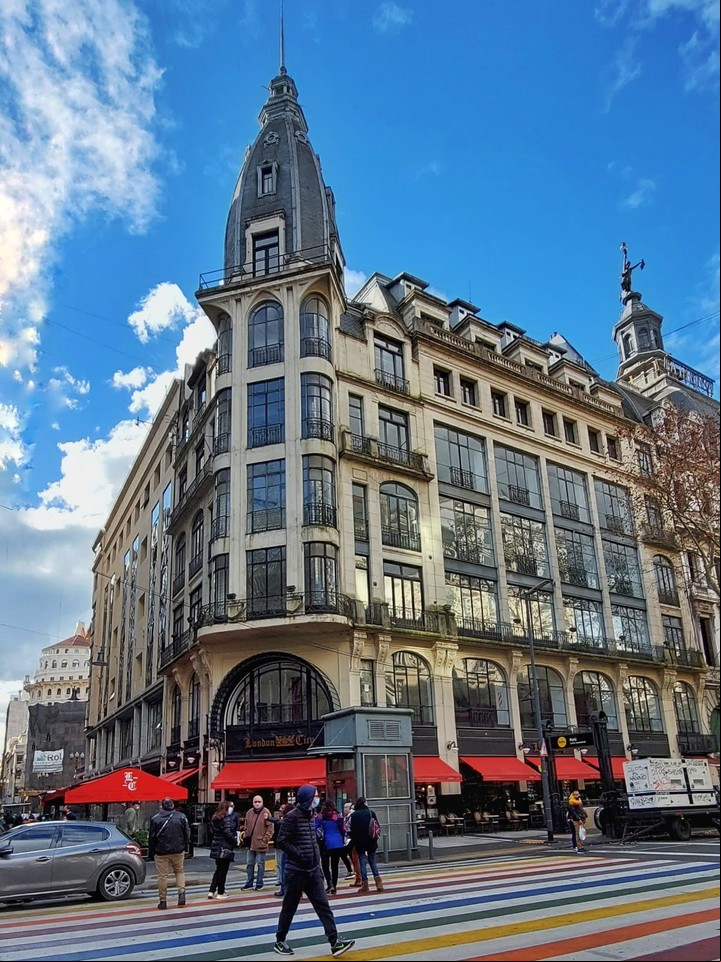 La London, una histórica confitería porteña que Julio Cortázar hizo famosa. Foto gentileza Instagram @lareinadelascupulas