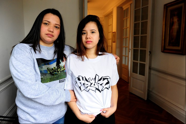 La madre y la hermana de Felipe Martínez Rodríguez, el grafitero asesinado hace 5 años. Empezó el juicio y hay un solo imputado. Foto: Luciano Thieberger