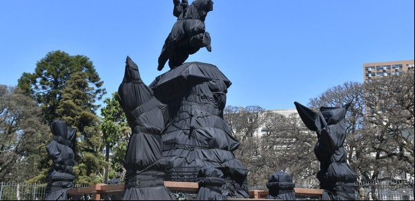 Una intervención artística al monumento a José de San Martín celebra los 40 años de democracia y cierra la grieta en plena campaña