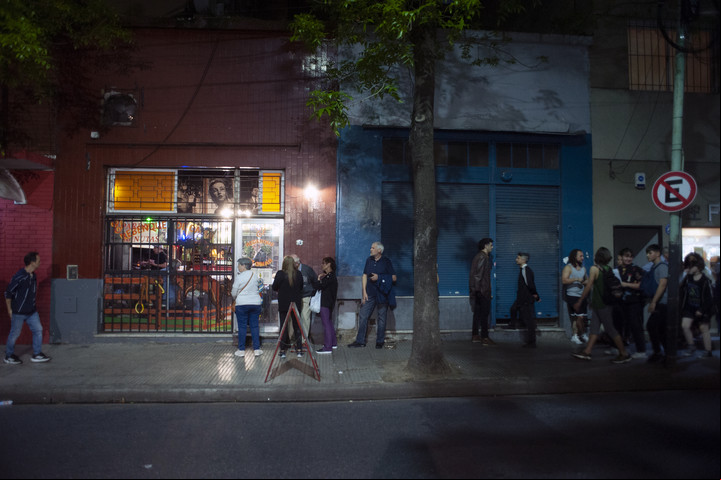 Los clientes hacen fila afuera de la parrilla antes de que abra. Foto Rolando Andrade Stracuzzi