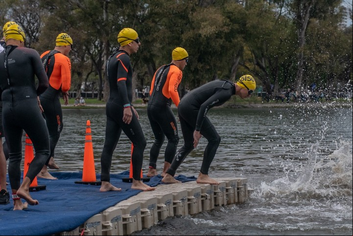 Natación, otra de las pruebas del Ironman 70.3 de Buenos Aires.