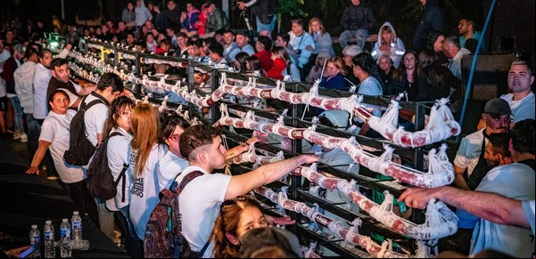 Tandil presentó el salame más largo del mundo y mide más de 300 metros