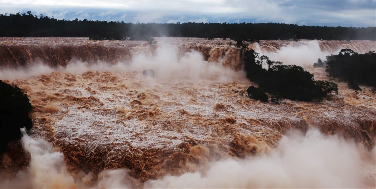 Cataratas del Iguazú: empieza a bajar el agua y evalúan cuándo reabren el Parque Nacional para los turistas