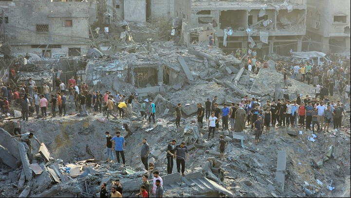 Palestinos buscan víctimas entre los escombros en Gaza. Foto: Reuters
