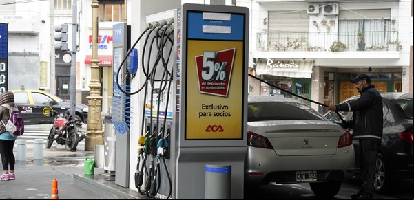 De "recorrí 3 barrios" a "hice siete horas de cola": los que sufrieron la odisea de buscar nafta mientras se normaliza el abastecimiento 