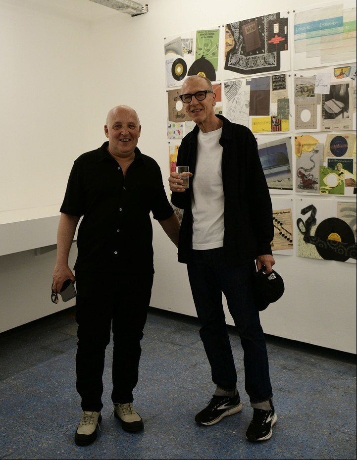 Christian Marclay estudió artes visuales y escultura, y su relación con la música no es académica.
