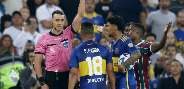 La irresponsable cachetada y expulsión de Frank Fabra en el alargue de la final de Boca vs Fluminense en el Maracaná