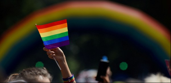 Cuatro adolescentes trans van a la Justicia contra un decreto de Milei