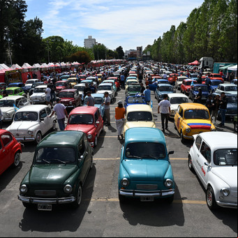 Invasión de Fiat 600 en la General Paz en busca de romper un récord Guinness