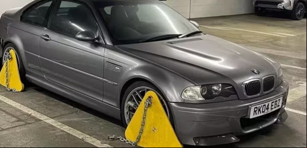 El extraño BMW que está estacionado hace 17 años en el mismo lugar