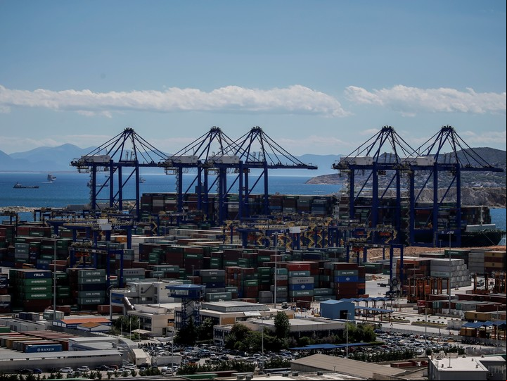 La terminal de contenedores del Pireo, operada por la naviera estatal china Cosco en Atenas, 27 de julio de 2017. Después de prestar 1,3 billones de dólares a países en desarrollo, principalmente para grandes proyectos de infraestructura, China ha cambiado su enfoque para rescatar a muchos de esos mismos países de montones de deuda. (Angelos Tzortzinis/The New York Times)