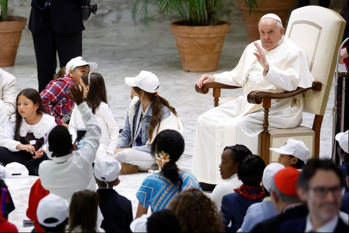 Francisco en un encuentro con niños de todo el mundo. Foto: ANSA