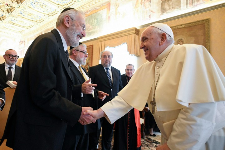 El Papa habló animadamente con los rabinos en la audiencia y entregó a cada uno el texto del discurso que no les había leído. Foto: AFP