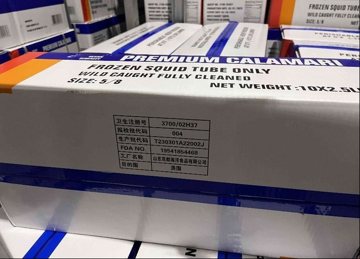 Las cajas de calamar exportadas a Estados Unidos están marcadas con un número de lote de calamar crudo y un número de autorización local para la exportación. Foto: Proyecto Outlaw Ocean