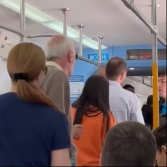 Un concejal kirchnerista del conurbano salió a militar por Sergio Massa en el tren y lo obligaron a bajarse con una lluvia de insultos
