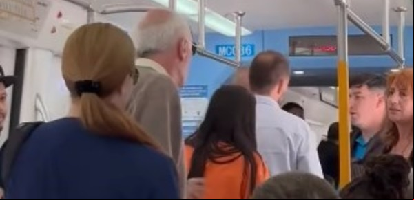 Un concejal kirchnerista del conurbano salió a militar por Sergio Massa en el tren y lo obligaron a bajarse con una lluvia de insultos
