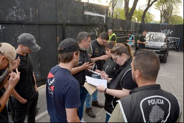 Detuvieron al influencer de los Hombres Araña en el Obelisco al intentar ingresar al recital de Taylor Swift con credenciales falsas