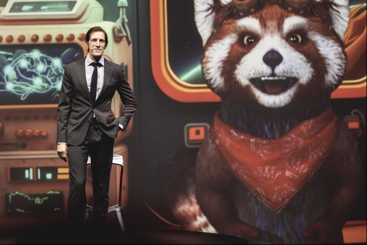 Iván de Pineda, conductor del evento, junto a Foxy uno de los personajes