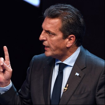 Sergio Massa le contestó a Javier Milei por sus quejas sobre el debate: "Solo a aquellos que van a escucharse a sí mismos les molesta la tos"
