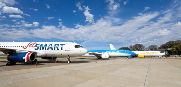Una competencia clásica le gana a los cielos abiertos: Aerolíneas bajó la tarifa a Montevideo tras el ingreso de JetSmart