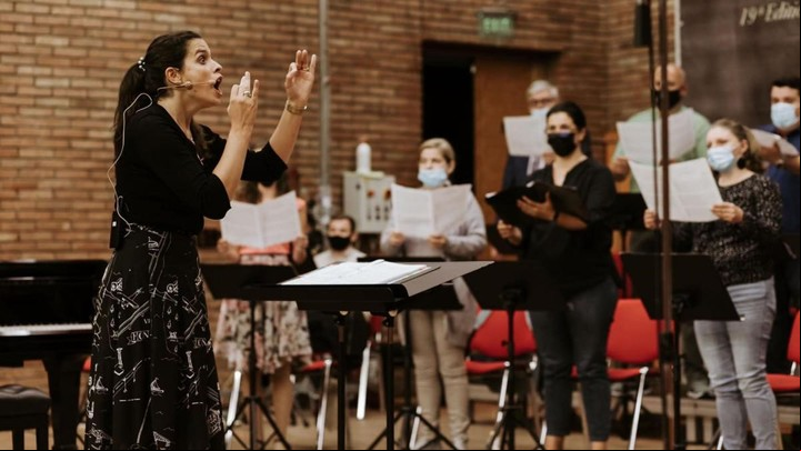Mariana Rosas, dirigiendo el coro en Londres.