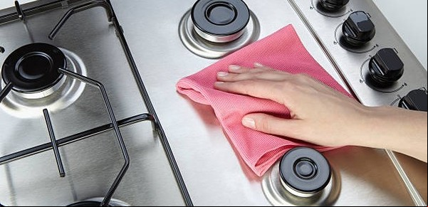 El truco casero para limpiar las hornallas sin esfuerzo ni productos caros
