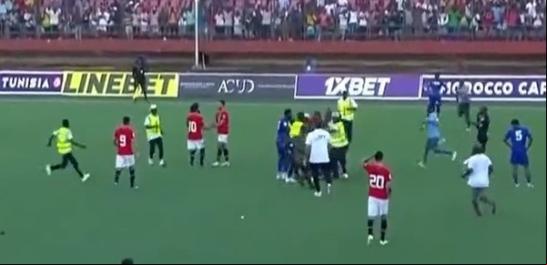 Mal momento para Mohamed Salah: hubo invasión de cancha y dos fanáticos quisieron atacarlo