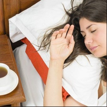 Cómo preparar una infusión con la hierba que ayuda a dormir por la noche
