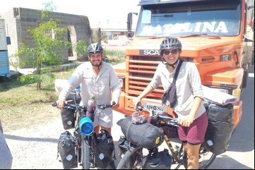 Recorren la Argentina en bici y viven de sacar fotos que transforman en stickers