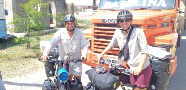 Recorren la Argentina en bici y viven de sacar fotos que transforman en stickers
