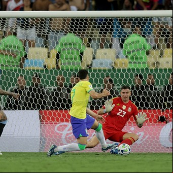 La impresionante atajada de Dibu Martínez a lo Kolo Muani pero en el Maracaná, que le dio vida a la Argentina