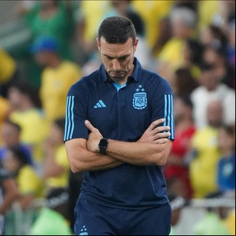 La bomba de medianoche de la Selección: del "me quedé sin energías" de Bielsa al "un DT que tenga todas las energías posibles" de Scaloni