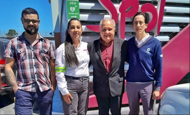 Julio tuvo un paro cardíaco en abril y Sara, empleada de una estación de servicio, le salvó la vida tras colocarle un desfibrilador.