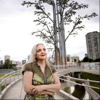 Arbórea Magna, un árbol-robot de Nicola Costantino brilla frente al Monumental