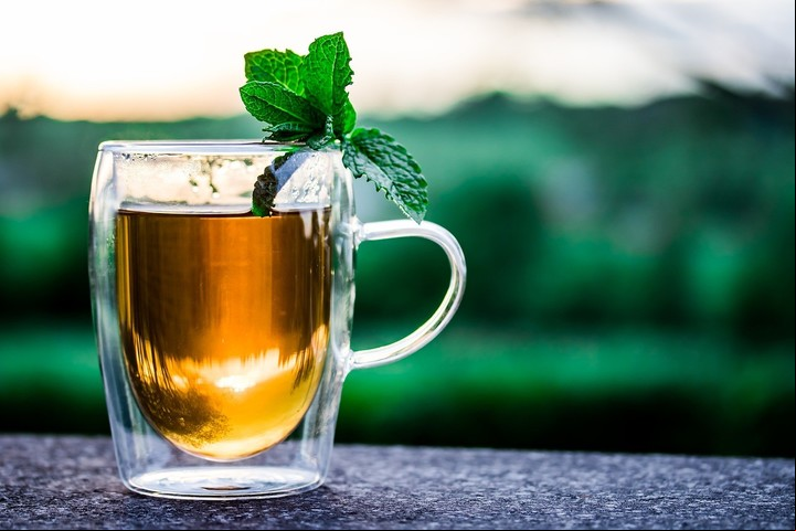 Cómo preparar un té de melisa.
