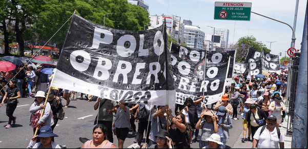 Antes de que asuma Javier Milei, los piqueteros cortaron la 9 de Julio y reclamaron aguinaldo y más plata para planes