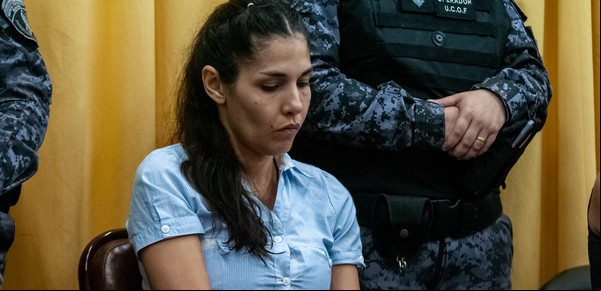 Apuñaló a su beba recién nacida y la tiró en una bolsa: le dieron 4 años de prisión pero saldrá en 9 meses