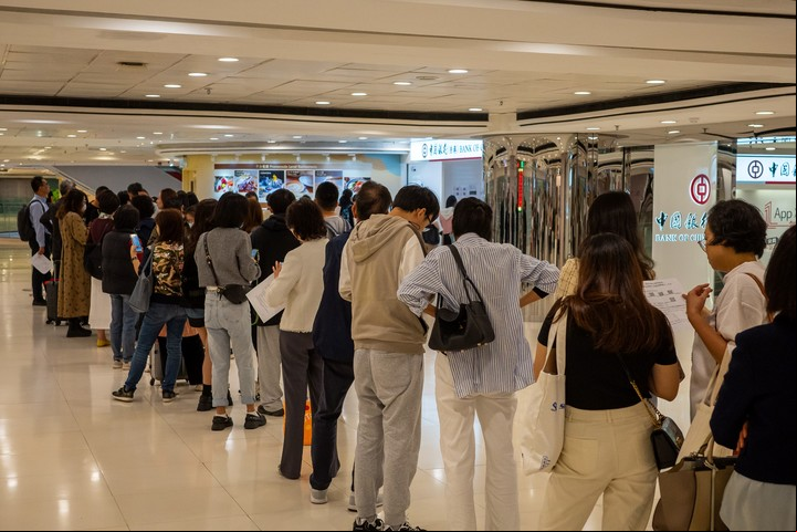 Una larga cola frente al Banco de China en Hong Kong el lunes. Foto Billy H.C. Kwok para The New York Times