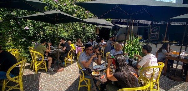 Bodegones y restaurantes accesibles con patios y jardines: para comer mucho, rico y al aire libre
